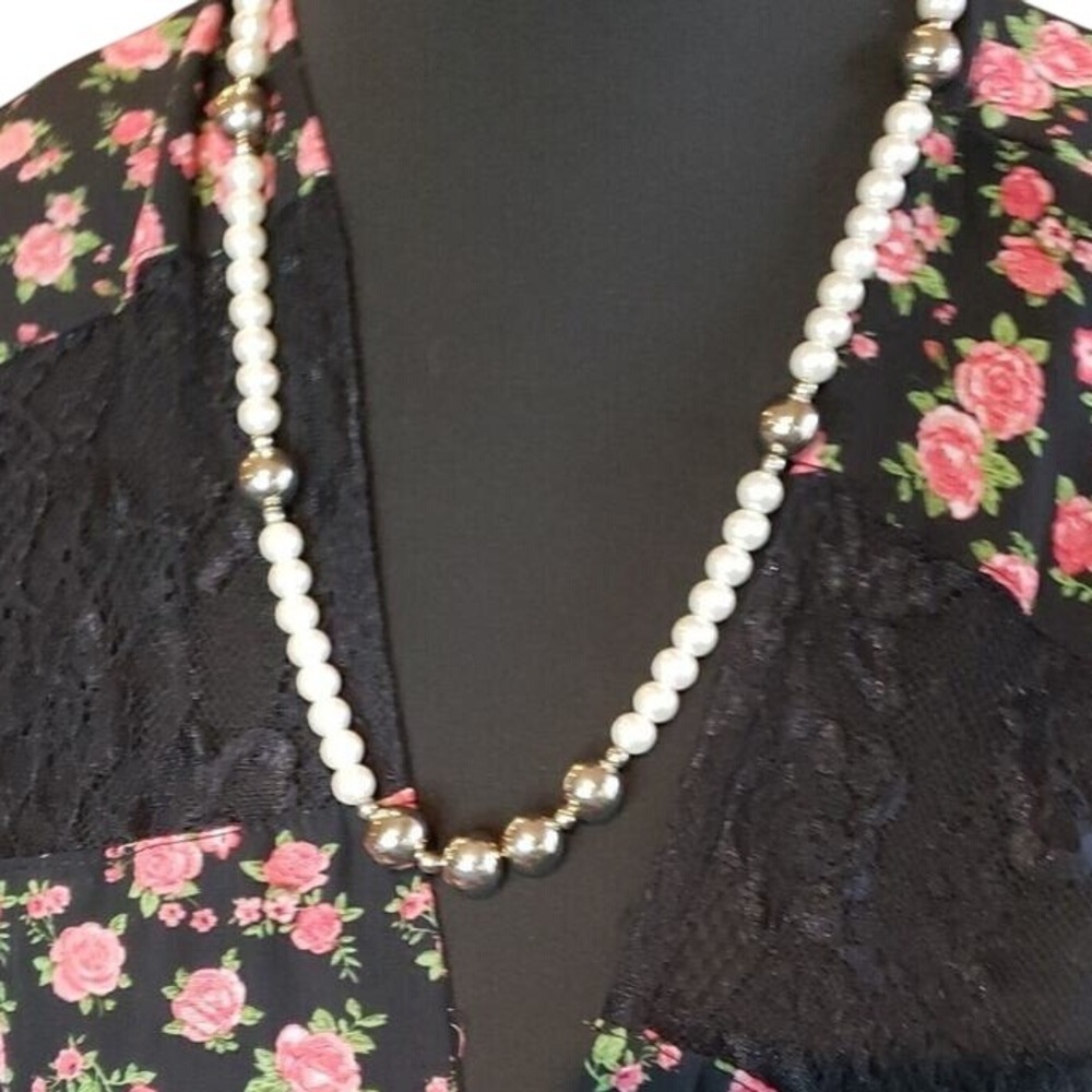 Premiere Collection faux pearl and silver ball necklace‎